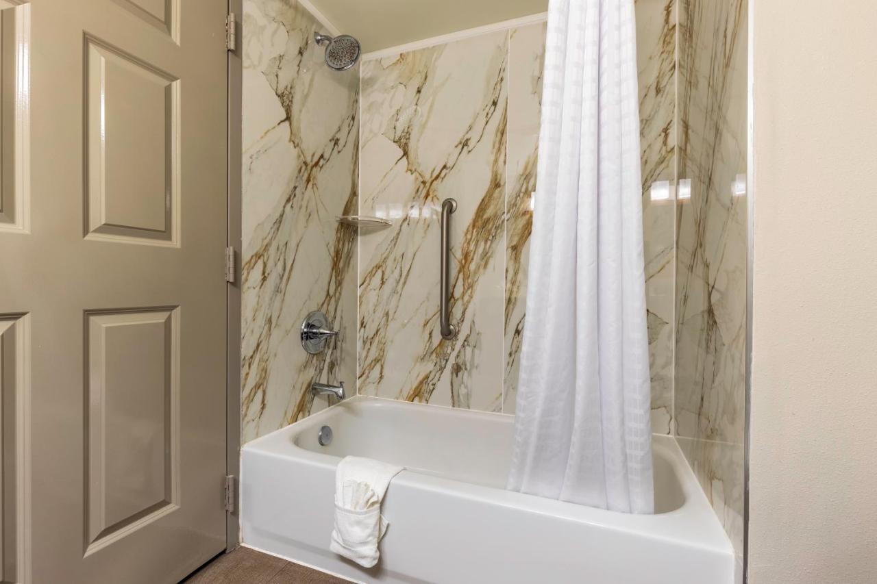 Wingate By Wyndham Lafayette Airport Hotel Bagian luar foto
